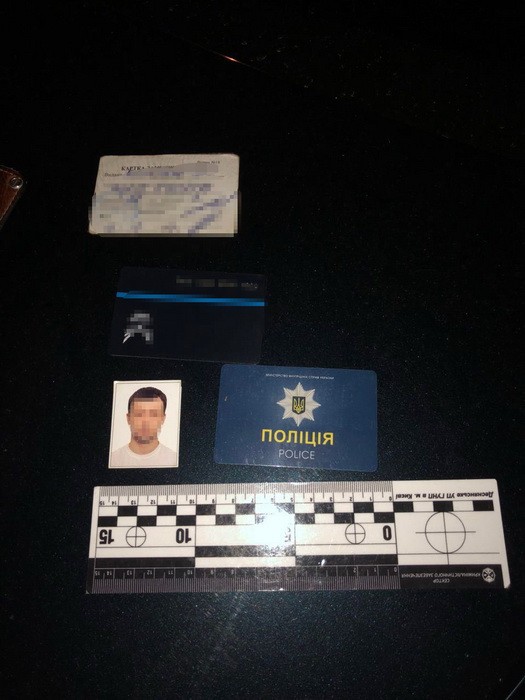 СБУ: В Киеве полицейский продавал наркотики - фото