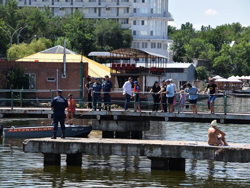 Взяли на слабо: школьница в Николаеве прыгнула в воду и утонула