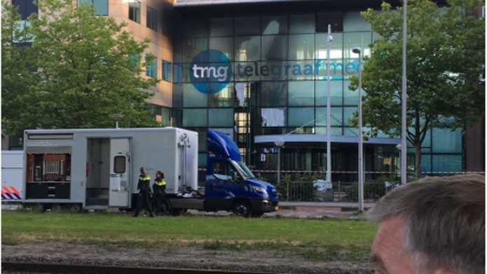 В Амстердаме авто влетело в офис газеты и вспыхнуло: фото и видео