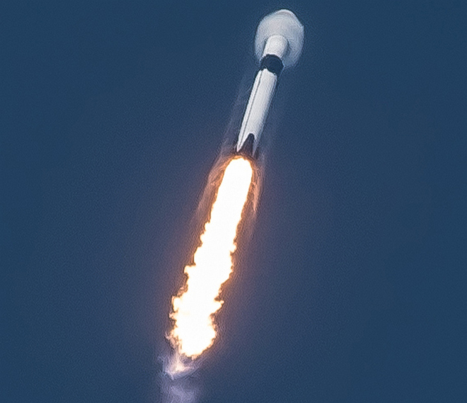 null SpaceX запустили в космос "Дракона" и плюшевого пса: видео