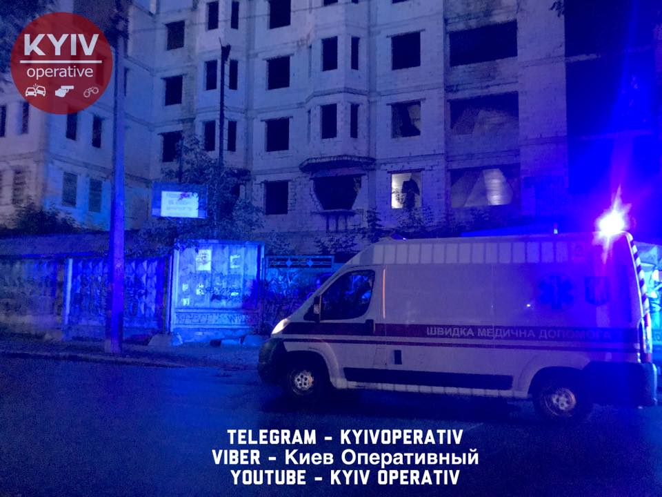 null Селфи опасно для жизни: киевлянка позируя сорвалась с недостроя