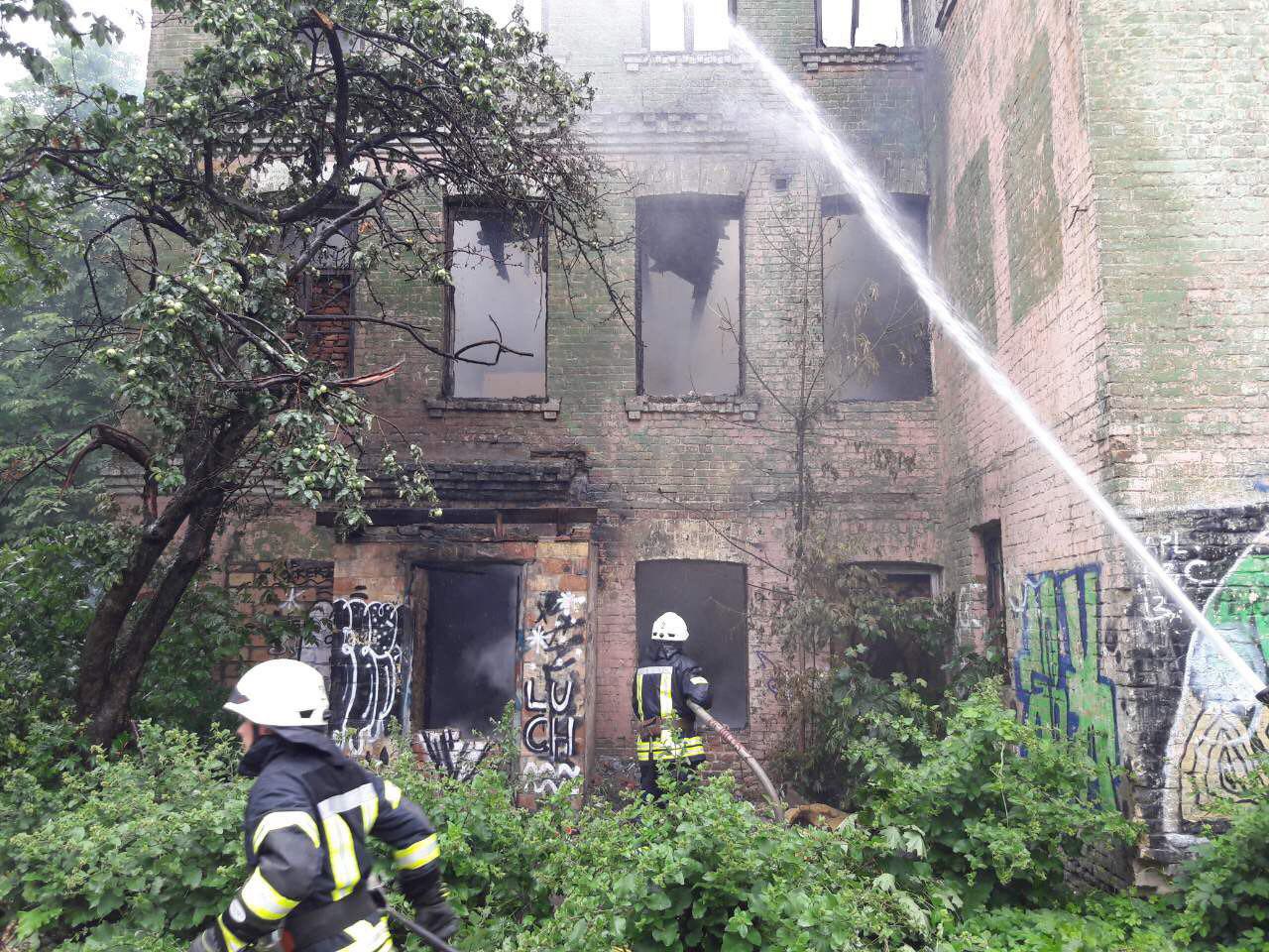 пожар-подол В Киеве на Подоле горел дом-памятник архитектуры 19 века: фото