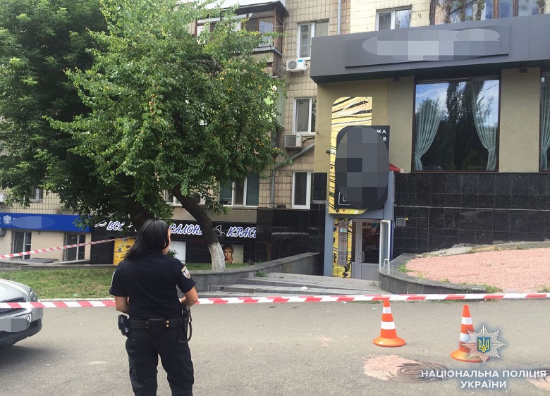 В центре Киева неизвестный застрелил человека - фото