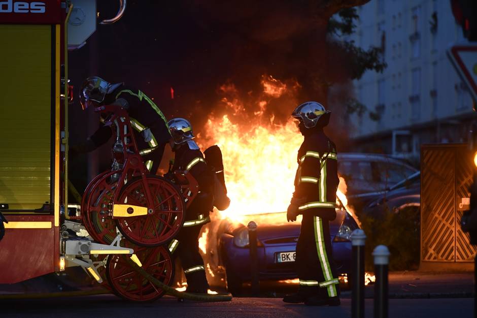 Во Франции беспорядки из-за убийства полицейскими мужчины: видео