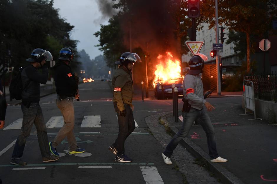 Во Франции беспорядки из-за убийства полицейскими мужчины: видео