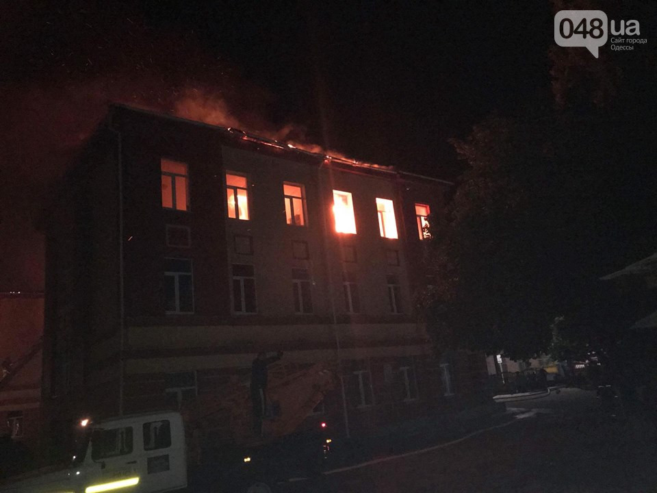 Под Одессой молния сожгла школу - фото, видео