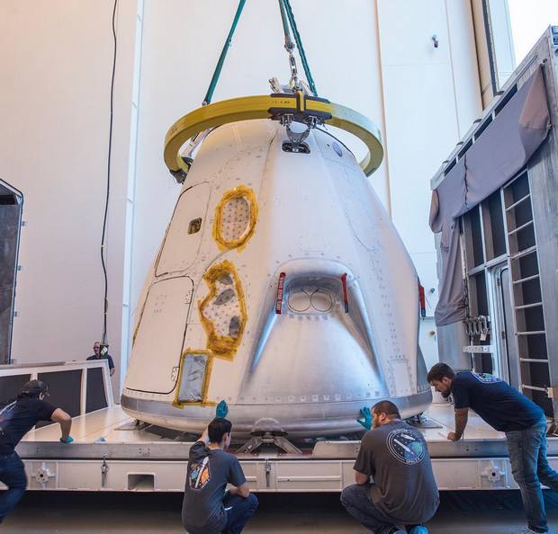 Космический корабль SpaceX доставили на космодром NASA: фото