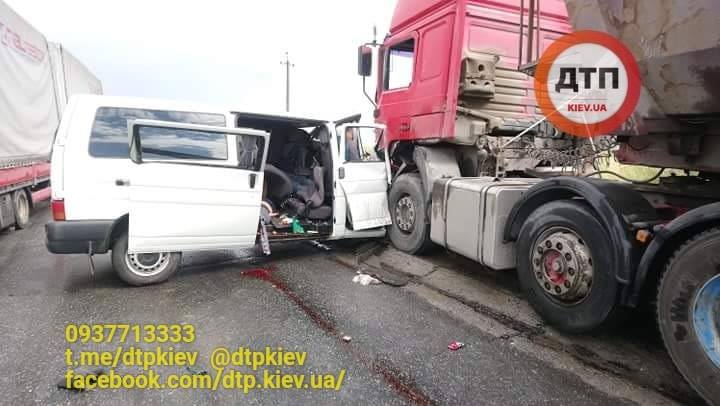 авария-ив2 В Ивано-Франковской области фура раздавила автобус: есть жертвы