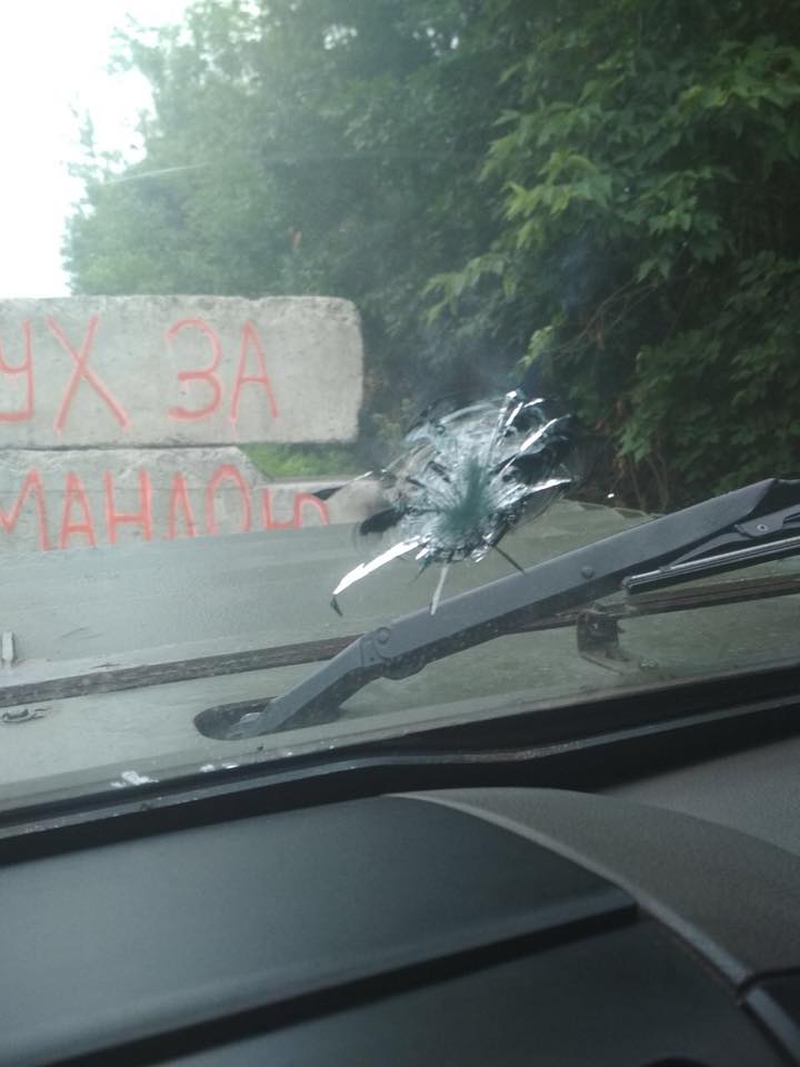 Броневик пограничников попал под пули боевиков в Донбассе: фото