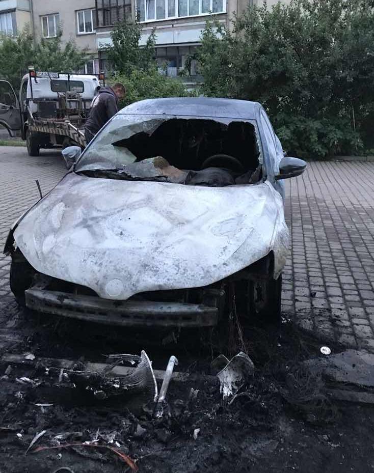 На Закарпатье подожгли автомобиль офицера Госпогранслужбы: фото