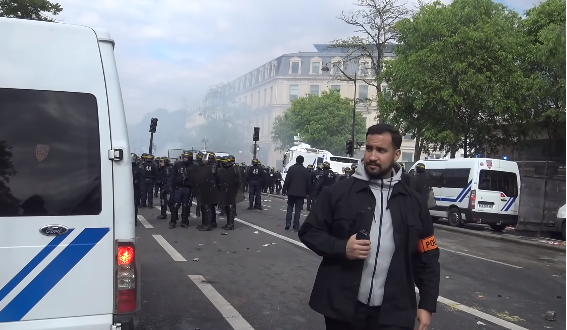 Советник Макрона избил митингующего в Париже - видео