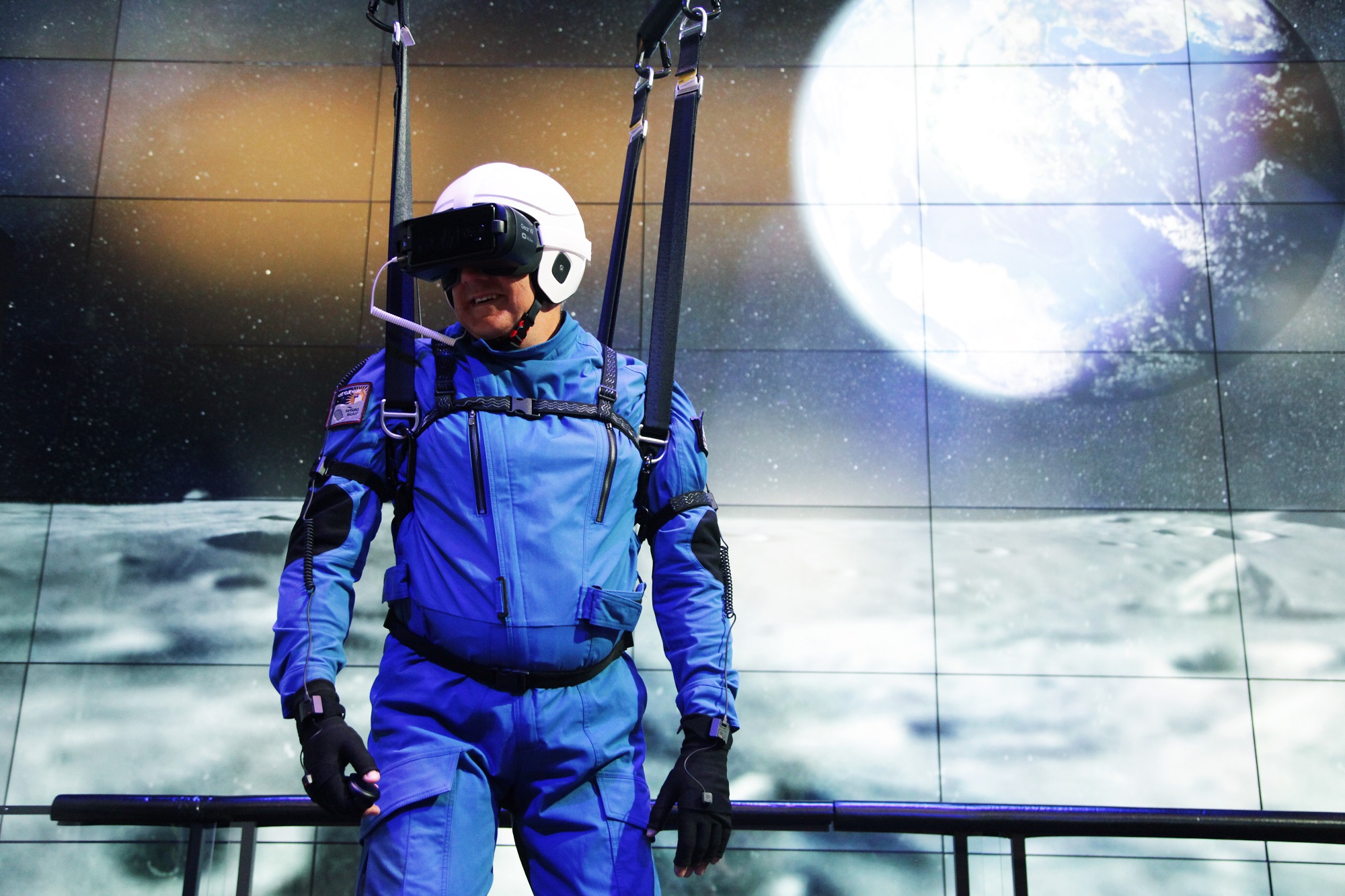 Стань астронавтом: Samsung создал 4D симулятор миссии на Луну