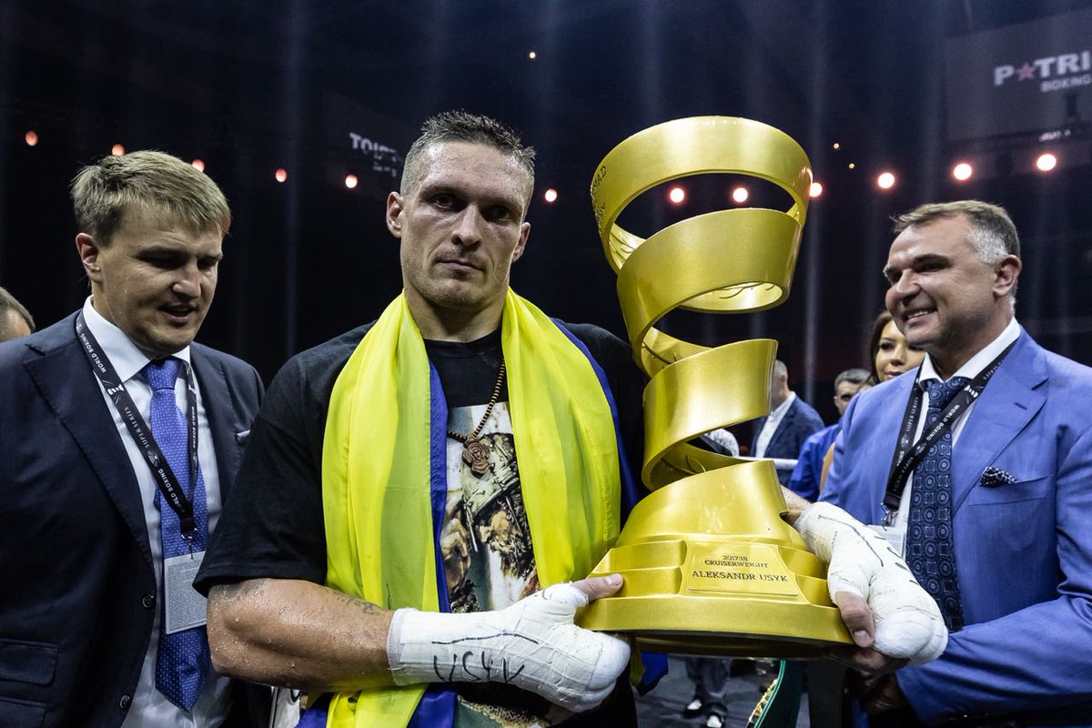 Абсолютный чемпион мира: Усик победил россиянина Гассиева