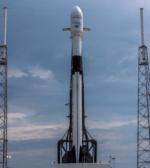 SpaceX установили рекорд, запустив массивный спутник: видео