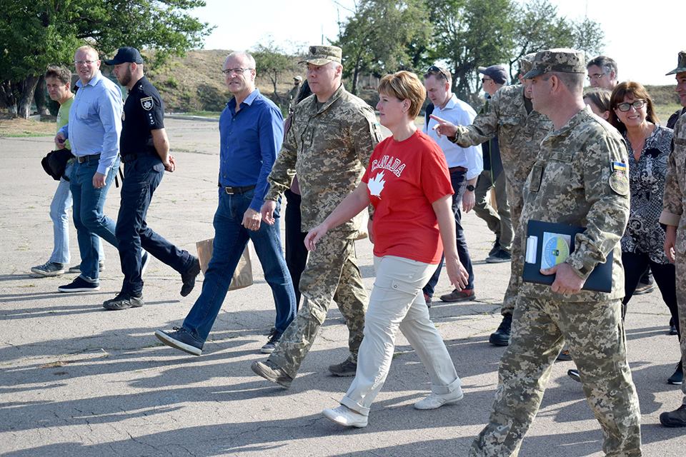 null Канадскому министру показали в Донбассе нарушение режима тишины