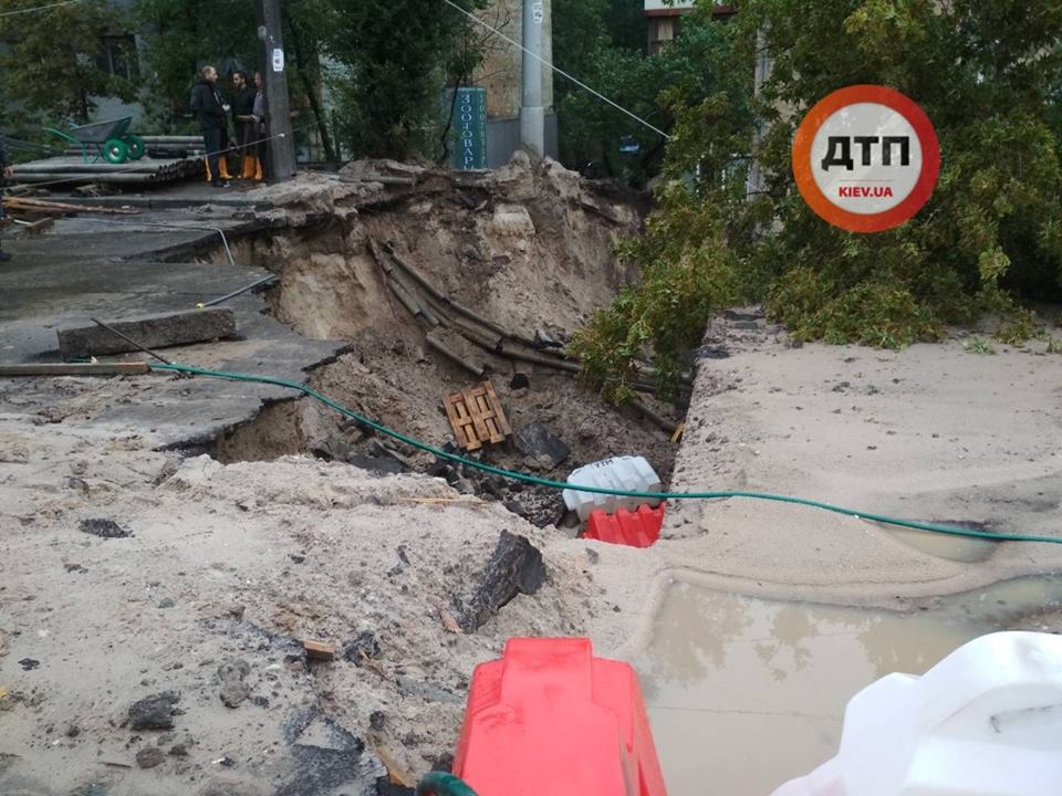 В Киеве в результате непогоды поврежден мост на Телиги: фото