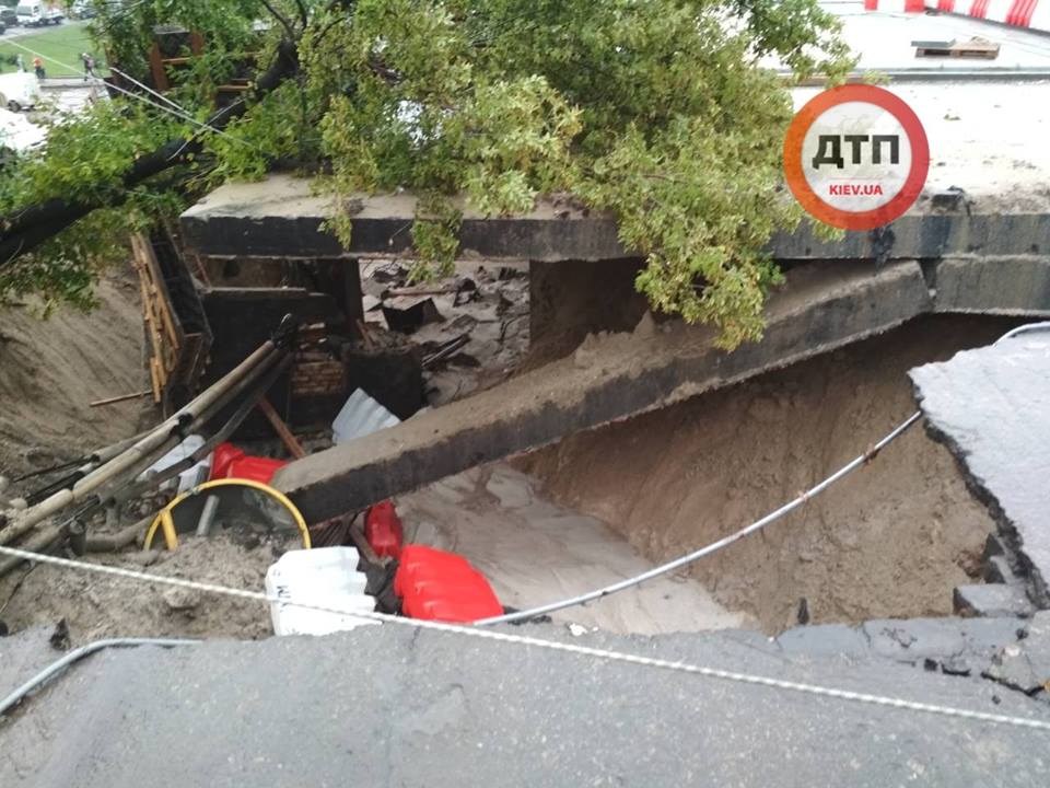 В Киеве в результате непогоды поврежден мост на Телиги: фото