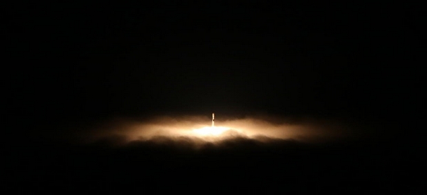Фото дня: ракета SpaceX взлетает над океаном тумана и облаков