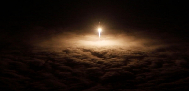 Фото дня: ракета SpaceX взлетает над океаном тумана и облаков