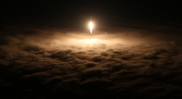 Фото дня: ракета SpaceX взлетает над океаном тумана и облаков