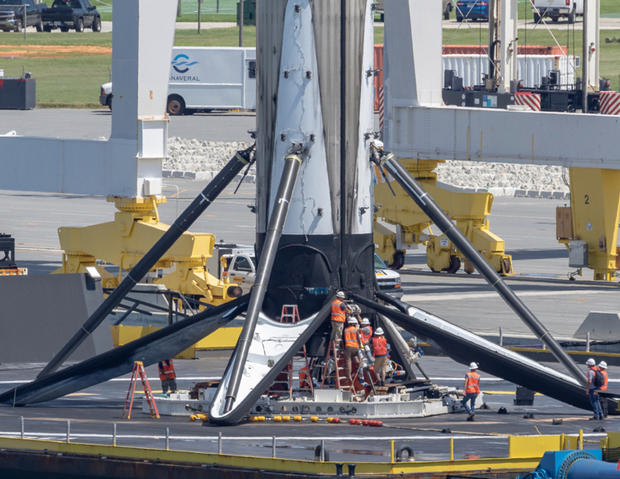 null Фото дня: ракета SpaceX взлетает над океаном тумана и облаков