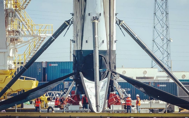 null Фото дня: ракета SpaceX взлетает над океаном тумана и облаков
