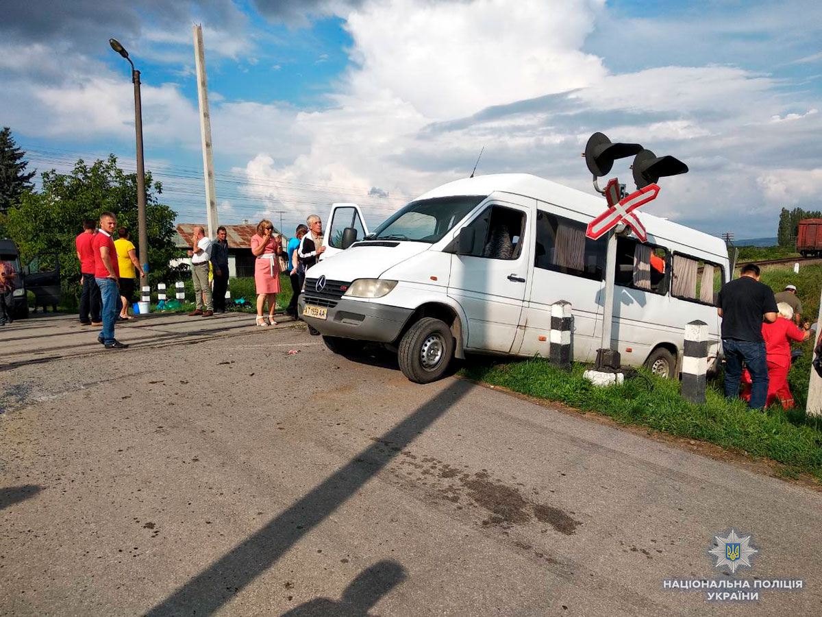 Под Черновцами микроавтобус столкнулся с поездом: есть жертвы