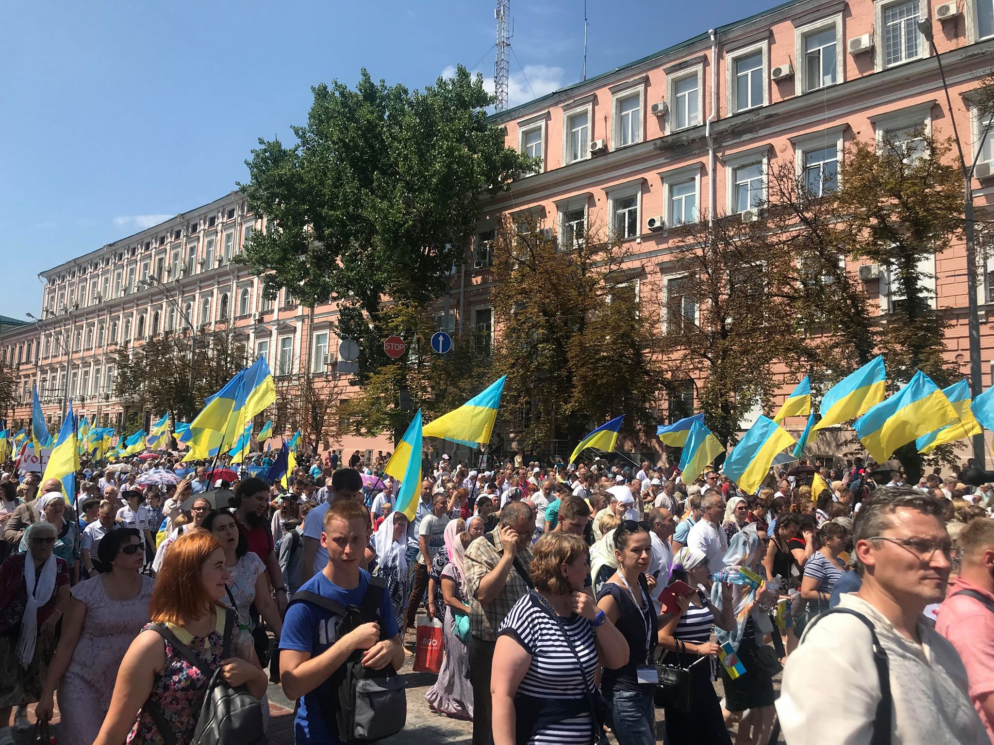 крестный "Будет одна церковь": как в Киеве прошел крестный ход УПЦ КП