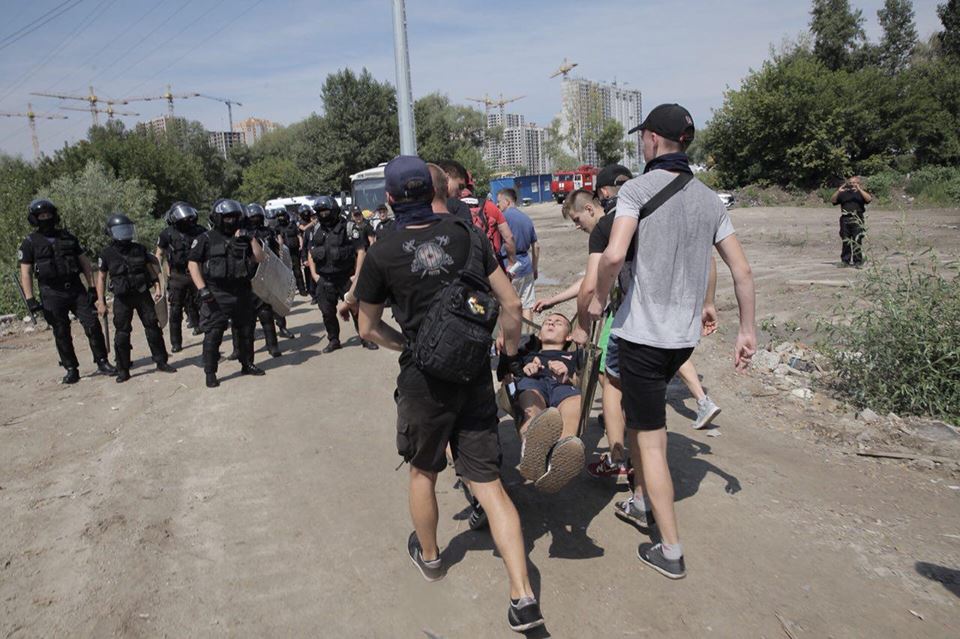 Драка Нацдружин с полицией: пострадал журналист Associated Press