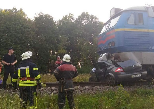 null После удара поезд Киев-Бердянск протащил авто еще 1 км: фото