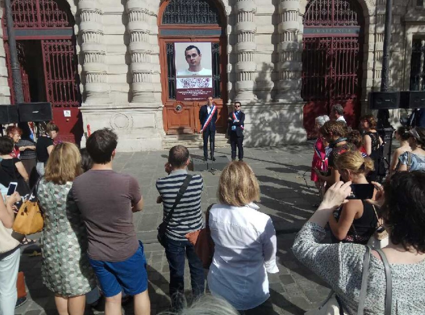 На здании мэрии Парижа разместили портрет Сенцова: фото