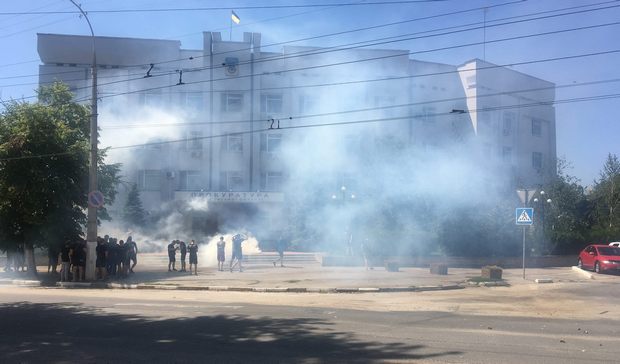 null В Херсоне пикетировали МВД и прокуратуру: фото, видео