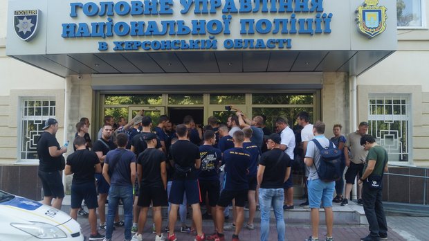null В Херсоне пикетировали МВД и прокуратуру: фото, видео