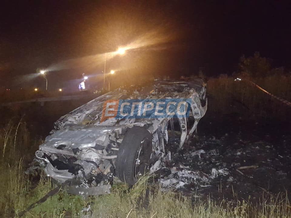  ДТП в Киеве: Mercedes перевернулся и сгорел – фото, видео