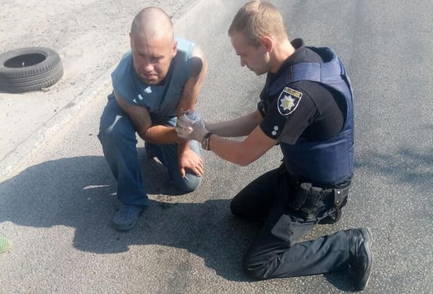 В Днепре патрульный спас мужчину с зажатой гранатой без чеки