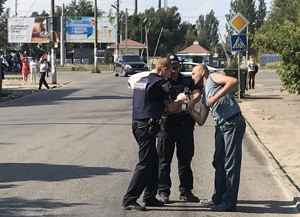 В Днепре патрульный спас мужчину с зажатой гранатой без чеки