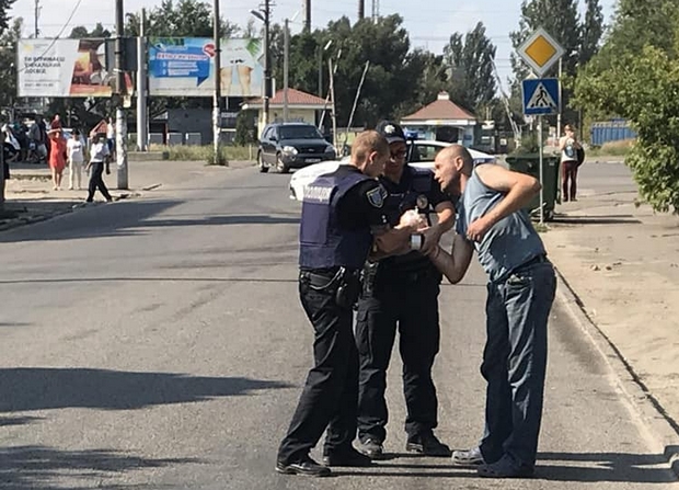 null В Днепре патрульный спас мужчину с зажатой гранатой без чеки