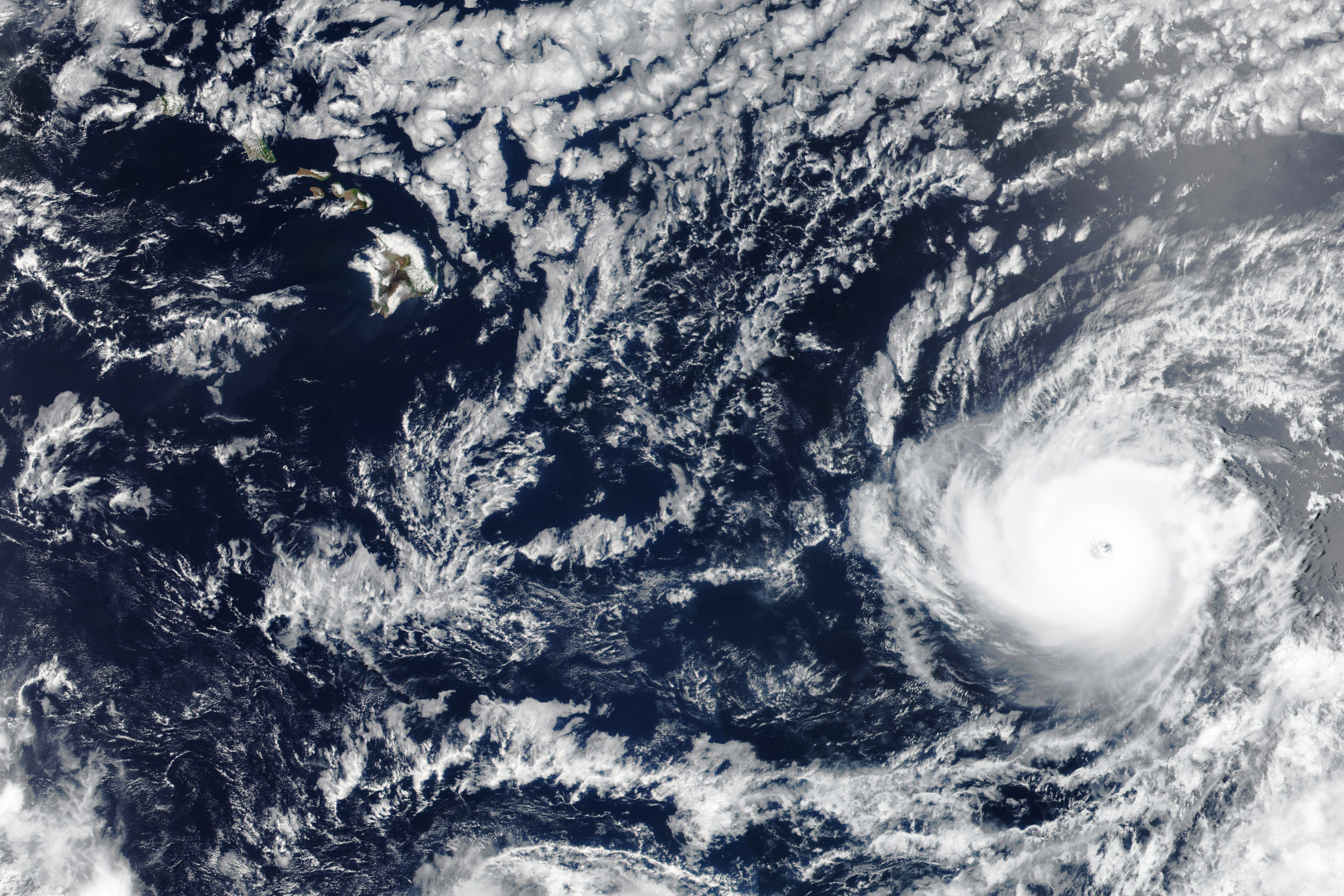 Опасный ураган Гектор мчит к популярным курортам в Тихом океане