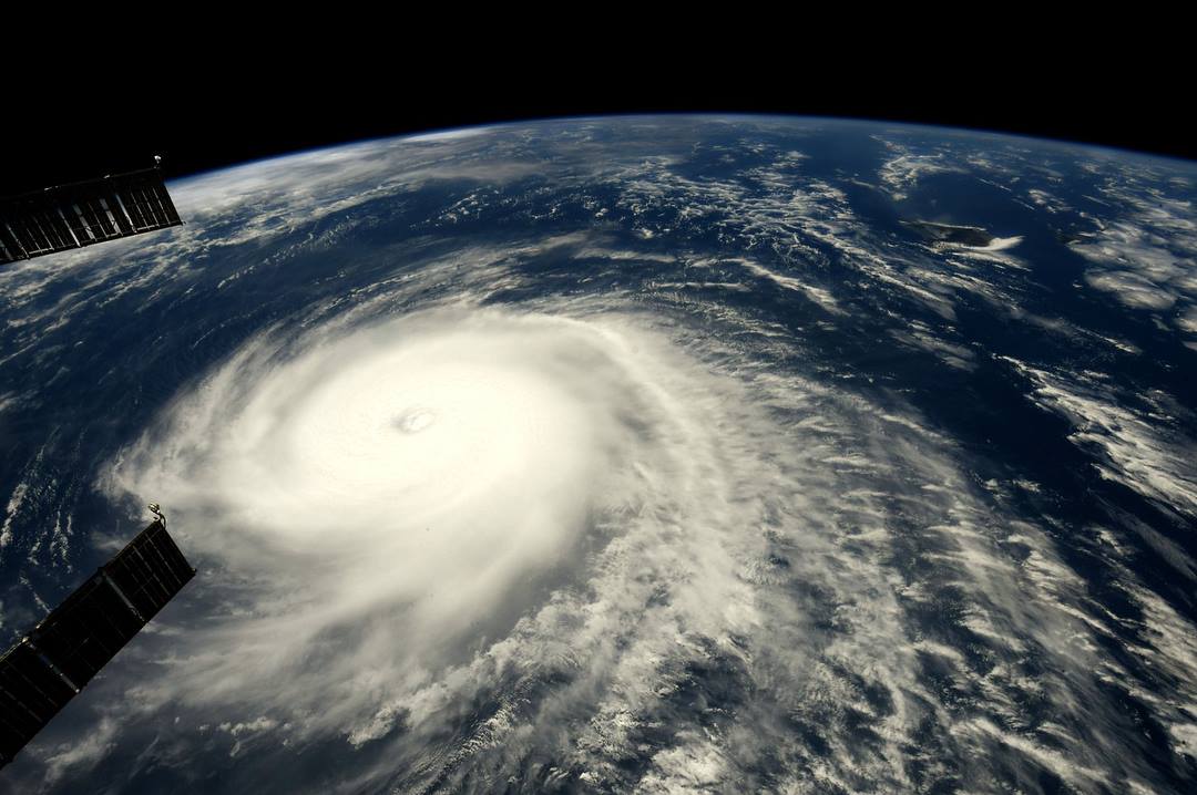 Опасный ураган Гектор мчит к популярным курортам в Тихом океане