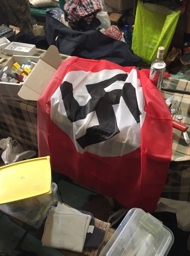 В камере экс-бойцов Торнадо нашли ножи и флаг со свастикой: фото