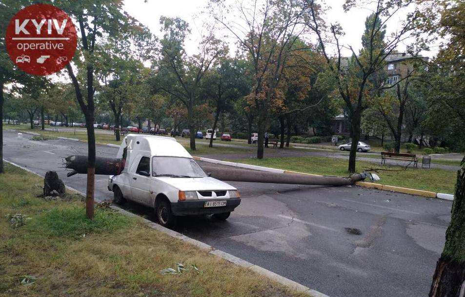 Ночная гроза в Киеве: повалено 200 деревьев, столб разрубил авто