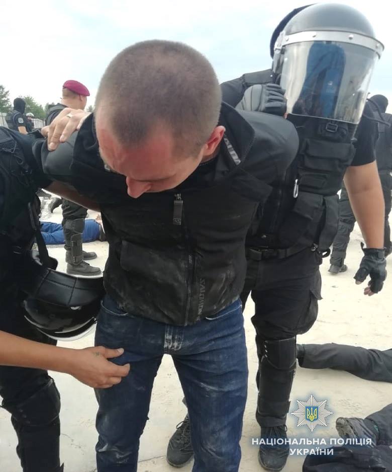 На Осокорках в Киеве задержаны 40 молодчиков с оружием: фото
