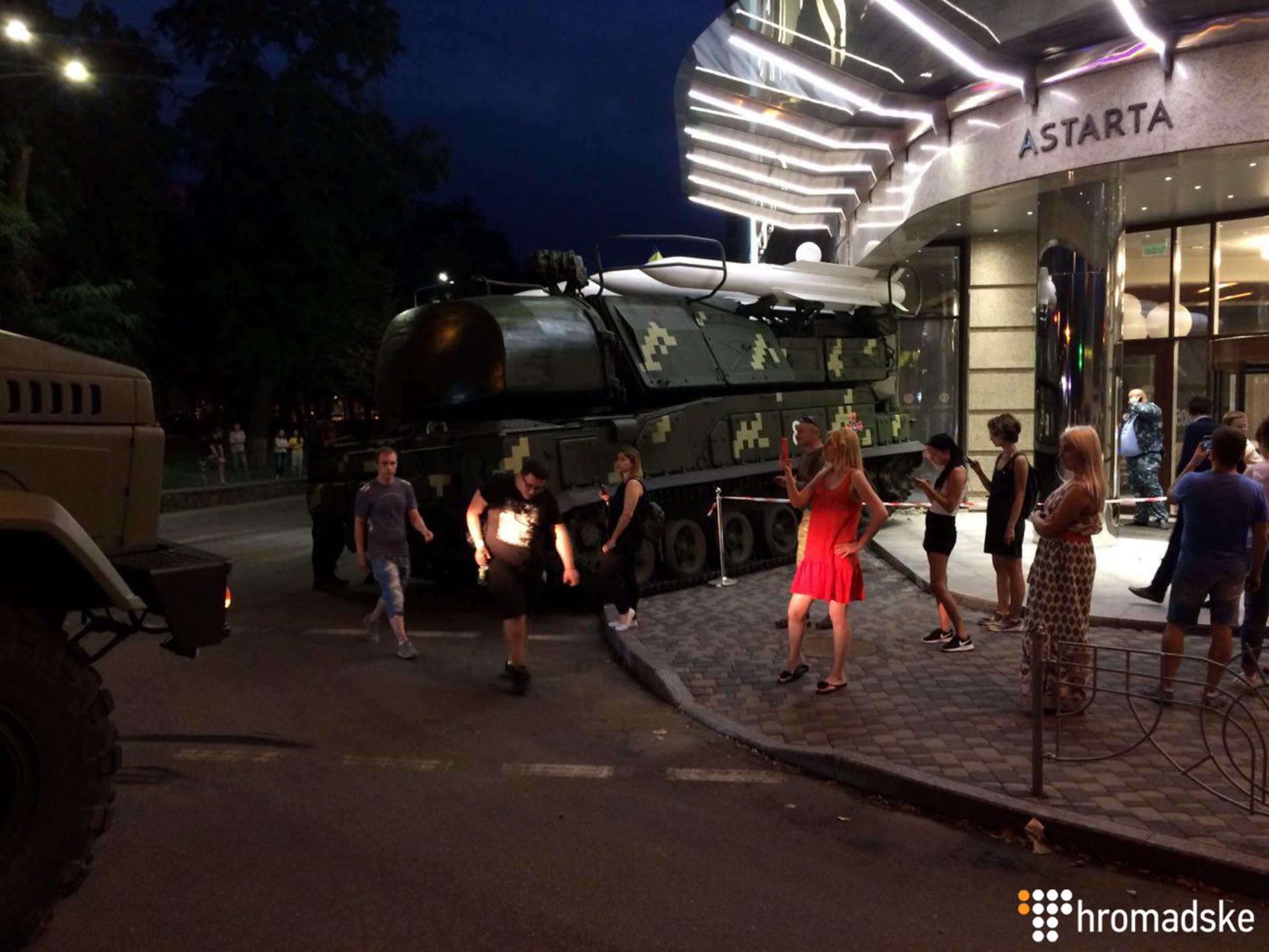 В Киеве установка "Бук" въехала в офисное здание: фото, видео