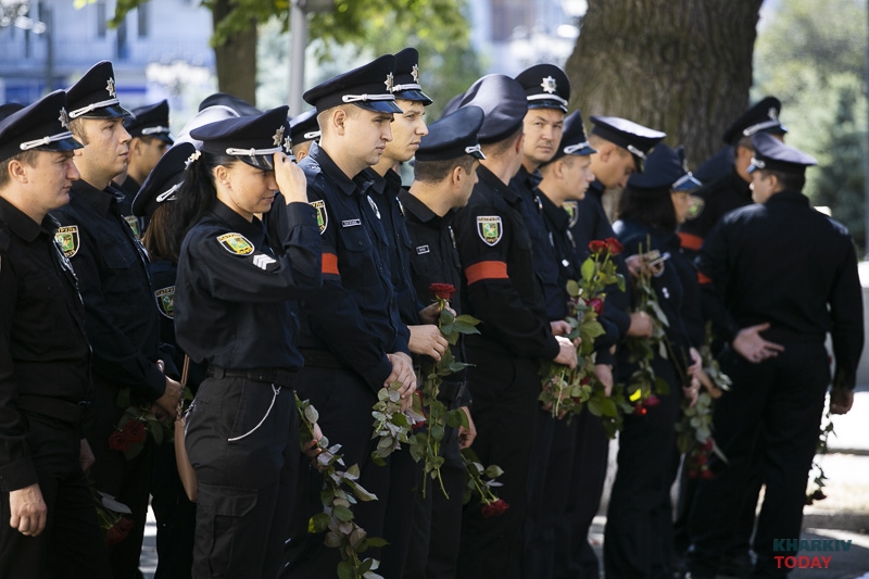 В Харькове простились с погибшим около мэрии полицейским: фото