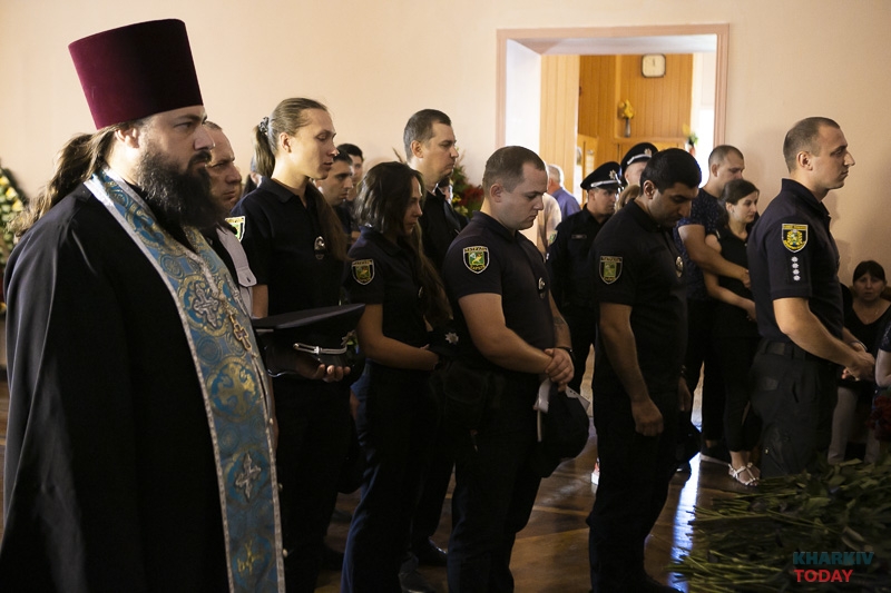 В Харькове простились с погибшим около мэрии полицейским: фото