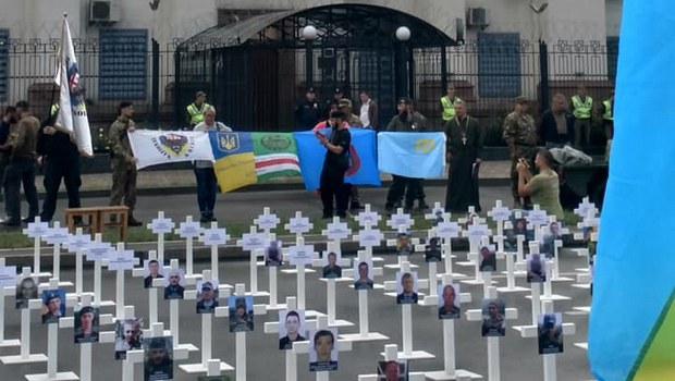 Иловайск-2014: у посольства РФ в Киеве установили кресты - фото