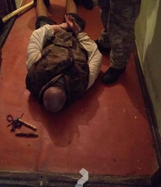 null В Киеве мужчина избил жену и взял в заложники своих детей