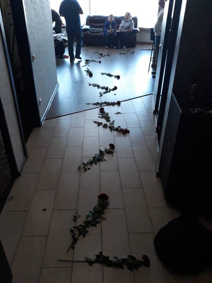 Приехали из Киева в Днепр: Пара выпрыгнула из окна 8 этажа - фото
