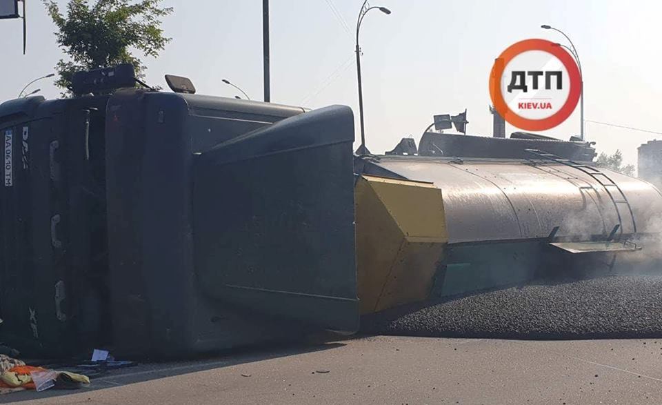 "Кто-то остался без асфальта": в Киеве перевернулась фура - фото