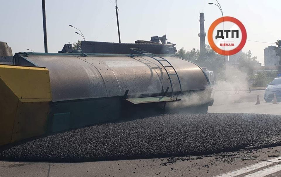 "Кто-то остался без асфальта": в Киеве перевернулась фура - фото